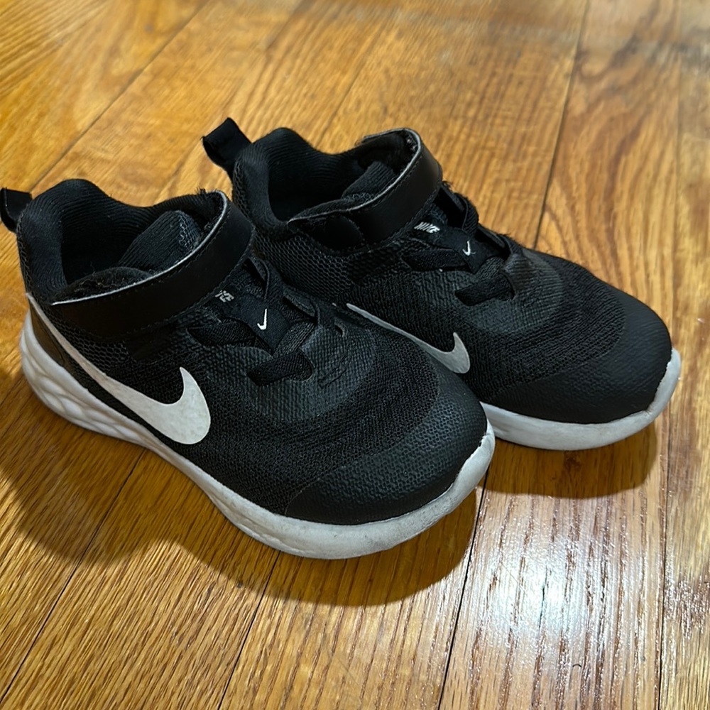 Toddler Nike revolution 8C